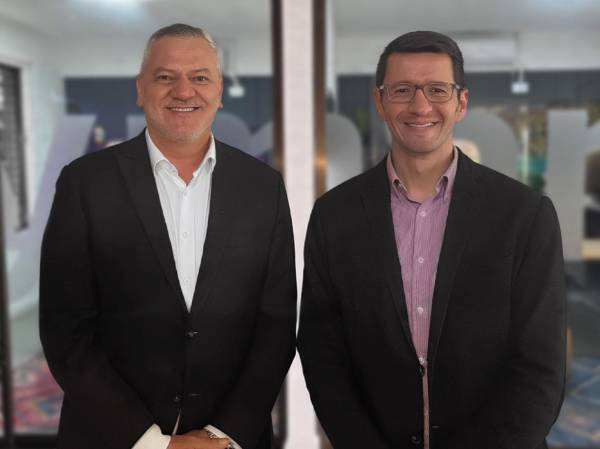 <i>José Coto, CEO de Loymark, y Jairo Fandiño, Managing Director de Merge, suscribieron el acuerdo. Foto de cortesía</i>