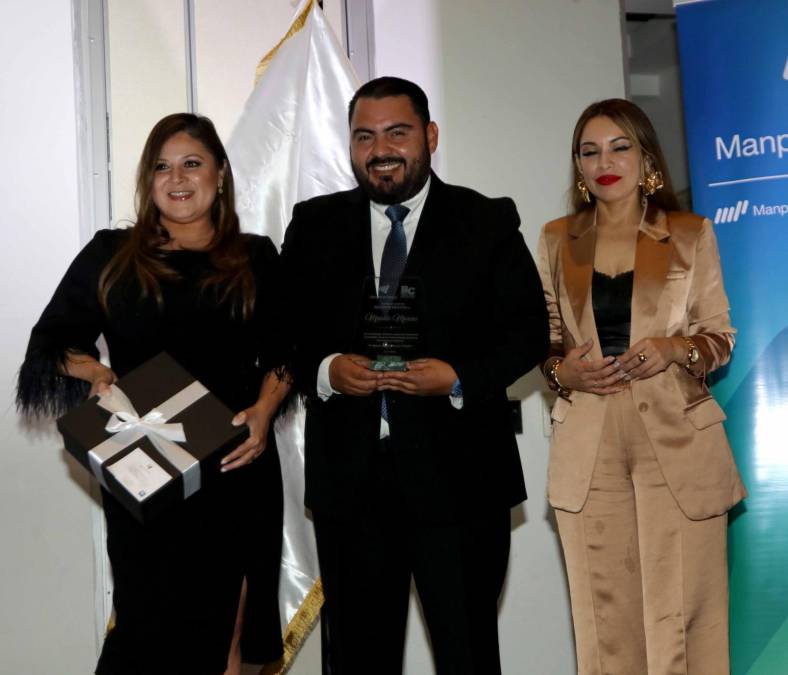 <i>Lesslie de Davidovich (Brain Co), Manolo Moreno (Startek), e Isis Sandoval (Manpower). (Foto: LA PRENSA / HONDURAS) </i>