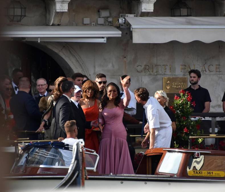 Venice (Italy), 27/06/2025.- US talk show host Oprah Winfrey (C) embarks from the pier of the Gritti hotel to reach the island of San Giorgio, in Venice, Italy, 27 June 2025, on day two of Amazon founder Jeff Bezos' wedding celebrations. The US tech billionaire and his fiancee Lauren Sanchez have reportedly invited about 200 guests to their nuptials in the Italian city. (Italia, Venecia) EFE/EPA/ANDREA MEROLA