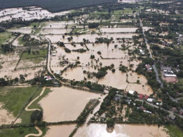 Vista aérea de un área inundada debido a las fuertes lluvias causadas por el huracán Eta, ahora degradado a tormenta tropical, en el pueblo de Machaca Puerto Barrios, Izabal 277 km al norte de la Ciudad de Guatemala el 5 de noviembre de 2020. Foto de Carlos ALONZO / AFP