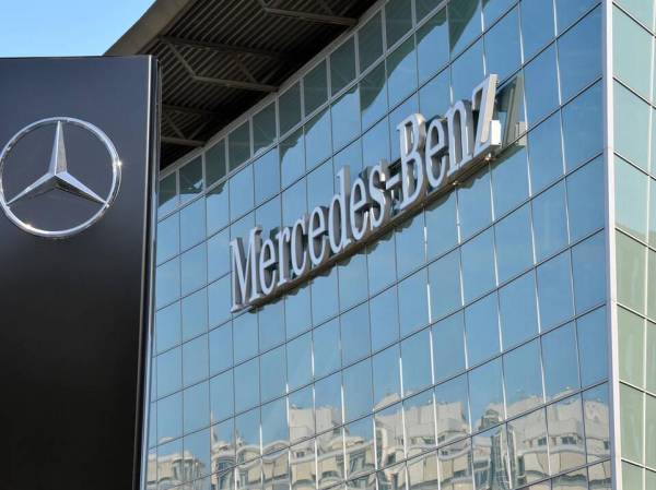 Mercedes-Benz duplica su beneficio en el tercer trimestre, pero se muestra prudente