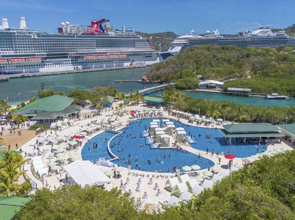 <i>El crecimiento turístico plantea también el desafío de proteger los ecosistemas que constituyen uno de los principales atractivos de Roatán. EFE/ Carnival Cruise Line </i>