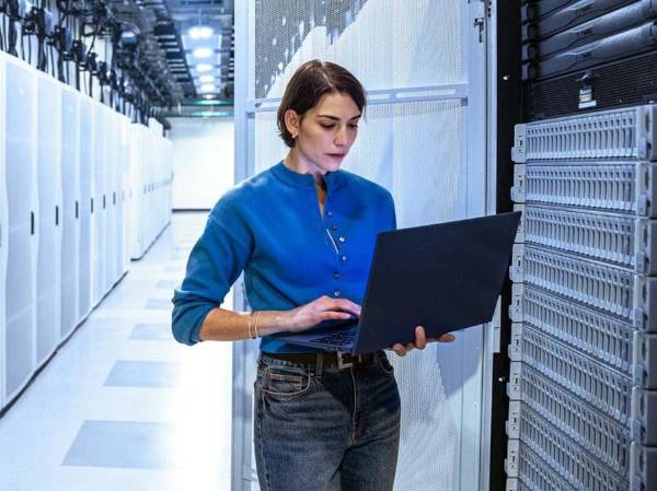 <i>Los centros de datos concentran una importante utilización de energía que se calcula que representará en 2030 aproximadamente el 3 % de la demanda mundial de electricidad. Foto de iStock</i>