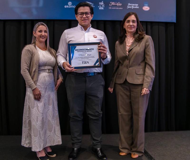 María Espinoza, Gerente de Marketing Grupo Pelón . Reciben en representación. 