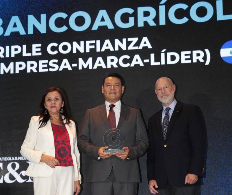 Bancoagrícola, Triple Confianza El Salvador. Recibe reconocimiento Jorge León Funes, Gerencia de Reputación y Comunicaciones.