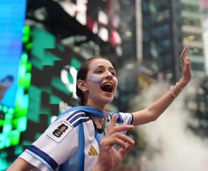 Una aficionada de Argentina participa en un banderazo este sábado previo a la final de Mundial de la FIFA 2026, en Nueva York (Estados Unidos). EFE/ Octavio Guzmán