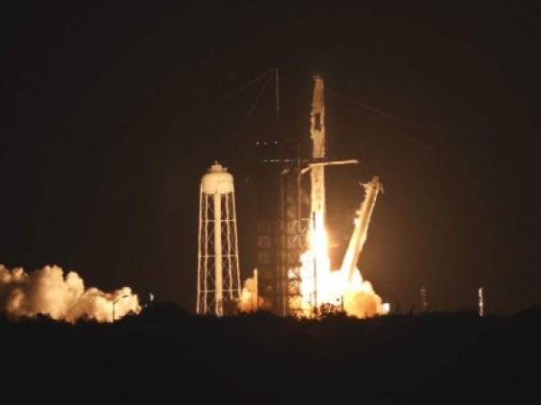 Un cohete SpaceX Falcon 9, que transporta a los astronautas de la misión Crew-2, despega del complejo de lanzamiento 39A en el Centro Espacial Kennedy en Florida el 23 de abril de 2021. SpaceX lanzó su tercera tripulación a la Estación Espacial Internacional una hora antes del amanecer del viernes, reciclando un cohete y una nave espacial por primera vez. La misión Crew-2, la primera en la que participó un europeo, despegó del Centro Espacial Kennedy en Florida a las 5:49 am hora del este (0949 GMT).