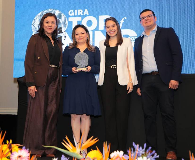 <i>Banco Industrial / BI, marca # 1 en la categoría: Bancos recibe reconocimiento Bárbara Sosa – Jefe de Estrategias de Marketing y Carlos Bermúdez – Asistente de Medios Digitales</i>