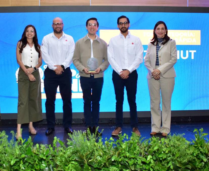 <i>Pizza Hut, marca # 1 en Categoría: Comida rápida. Recibe el premio Rodrigo Figueroa, Gerente Comercial &amp; Marketing de Pizza Hut El Salvador. </i>