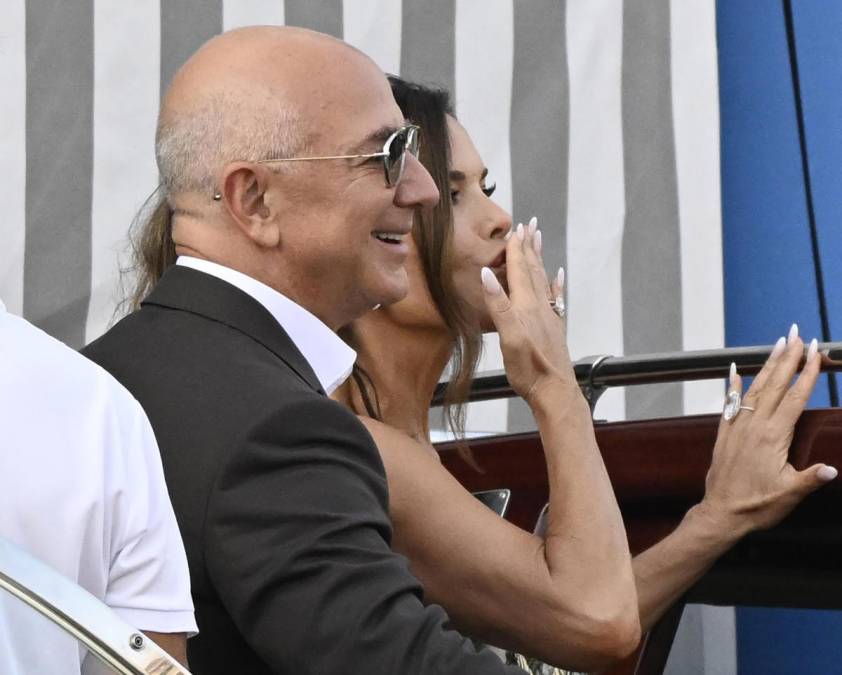 <i>El fundador de Amazon, Jeff Bezos, y la expresentadora Lauren Sánchez se dan el 'sí, quiero' en una ceremonia blindada en una isla veneciana. Inicialmente la boda estaba prevista en la Scuola Grande della Misericordia, un histórico palacio en el barrio de Cannaregio. EFE/EPA/DANIEL DAL ZENNARO</i>