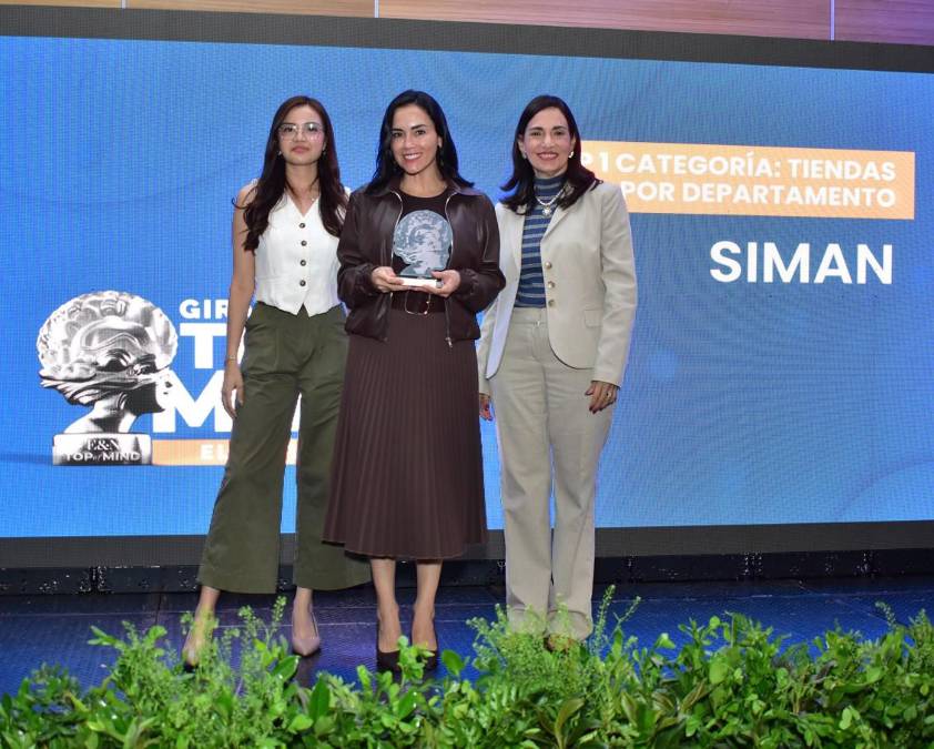SIMAN, marca # 1 en Categoría: Tiendas por departamentos. Recibe el reconocimiento: Ana Elisa Castro, Regional Marketing Manager Almacenes SIMAN 