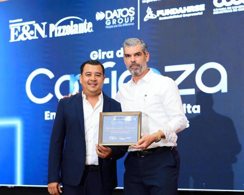 <i>Fernando Quintana, Gerente General de Corporación La Cumbre, recibe el reconocimiento de Supermercados Colonial como Empresa Triple C </i>