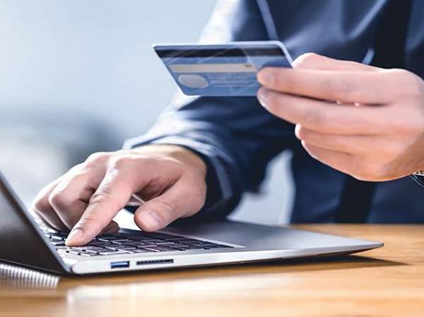 Cinco de cada diez consumidores han sido víctimas de estafas con sus tarjetas