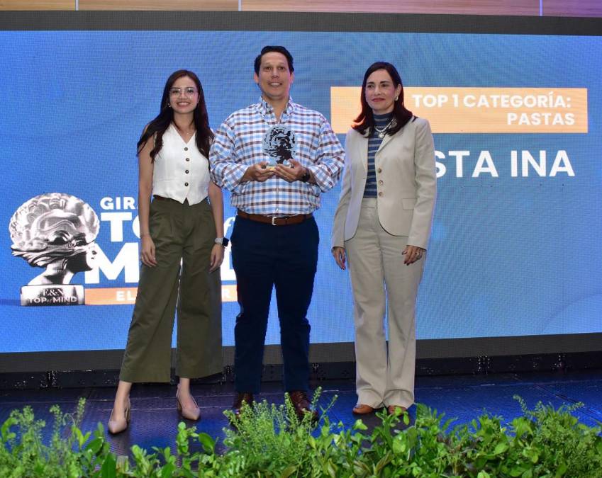 <i>Pasta INA, marca # 1 en Categoría: Pastas. Recibe el reconocimiento Carlos Ruiz- Coordinador de Mercadeo Avícola Valor Agregado CMI. </i>