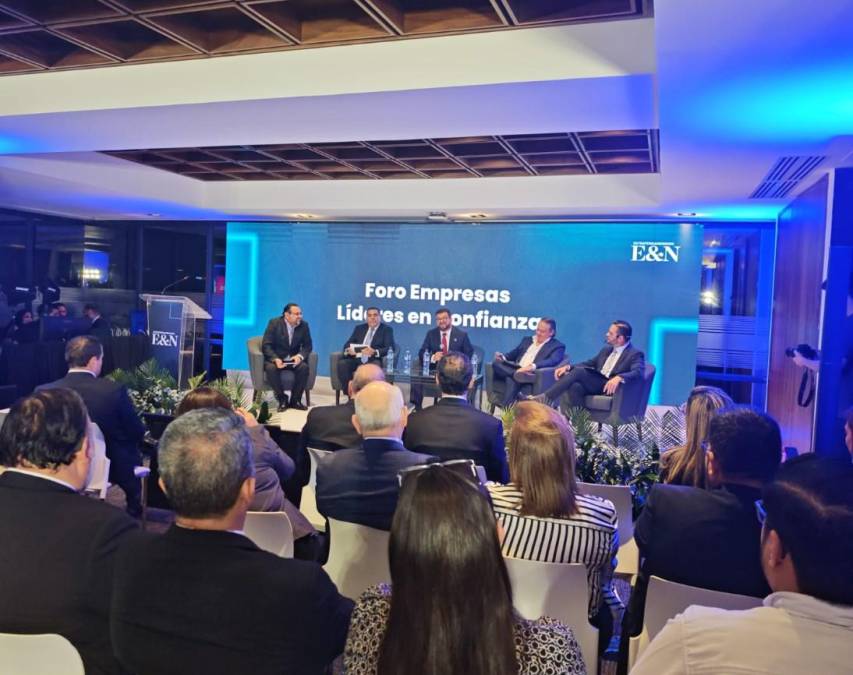 <i>También se contó con un espacio de discusión del Foro de Empresas Líderes en Confianza en el que estuvieron Eric Campos, presidente ejecutivo de BAC Guatemala; Rodrigo Cordón, miembro de la junta directiva de Progreso, y Mario Faraj, presidente ejecutivo de Diunsa. </i>