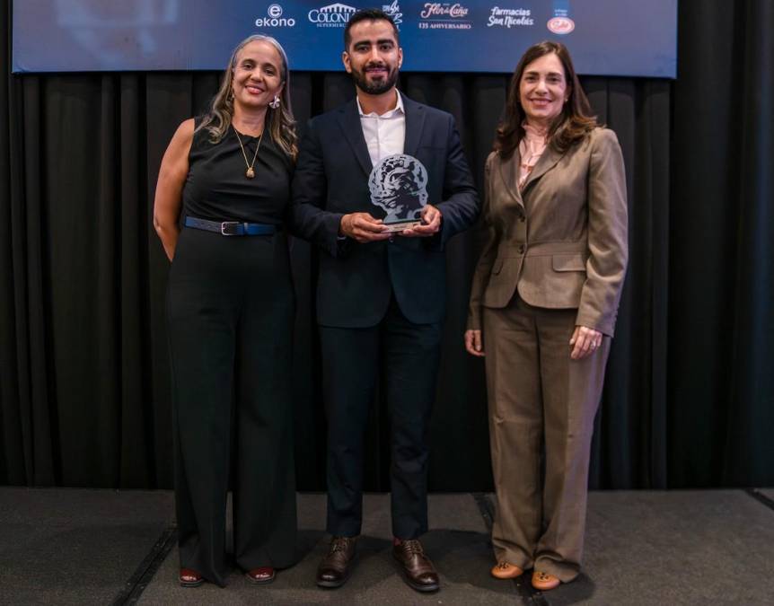 Adrián Soto, Gerente Regional de Mercadotecnia, Walmart Centroamérica. Recibe el premio como marca líder TOM en la categoría Supermercados. 