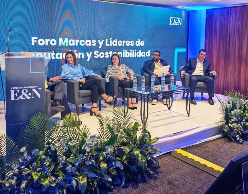 <i>En el foro de Marcas Líderes de reputación y sostenibilidad en Centroamérica participaron Gabriela Roca, directora asuntos corporativos y sostenibilidad de grupo AG; Laura Moreno, vicepresidenta de relaciones corporativa, sostenibilidad y mercadeo BAC Costa Rica y Diego Sibrián, director comercial regional y mercadeo de Claro Centroamérica.</i>