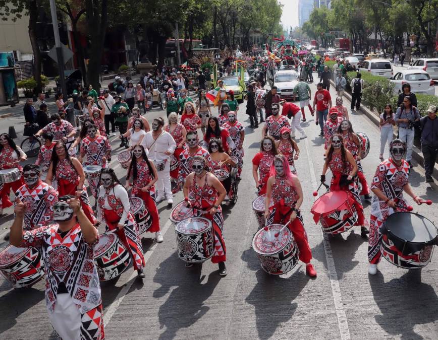 <i>El desfile, organizado por el colectivo de la Mega Procesión de las Catrinas -y el primero celebrado en esta época del año-, fusionó así dos símbolos arraigados en la identidad mexicana: la estética de las catrinas y la cultura futbolera, en el marco de las actividades previas al Mundial de 2026. EFE/ Mario Guzmán</i>