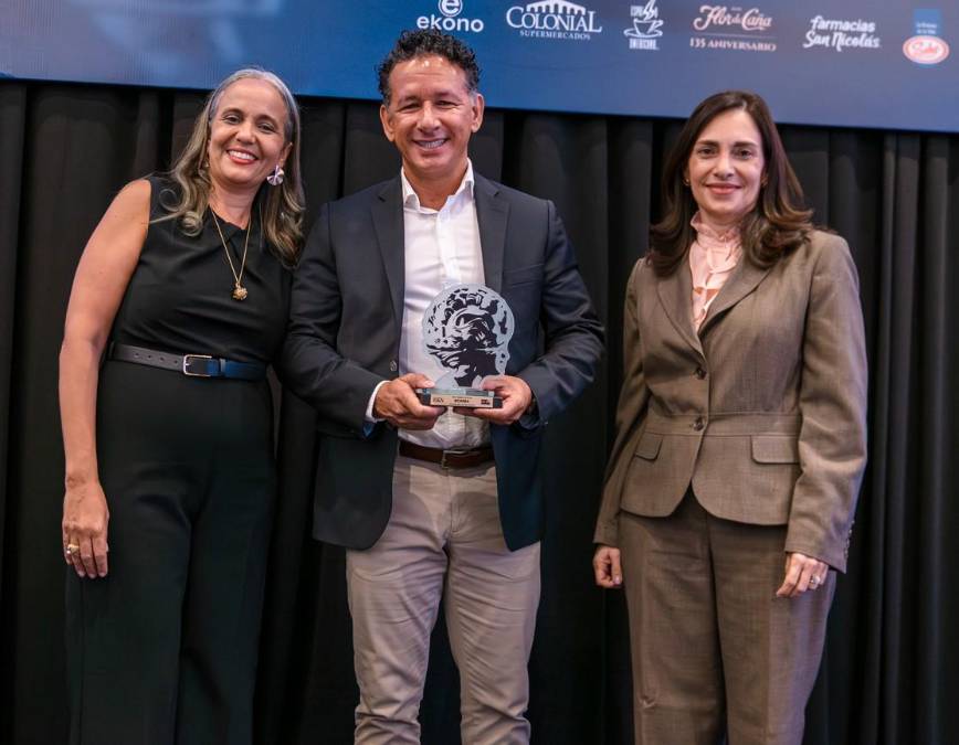 Los reconocidos reciben un trofeo que los acredita como marca TOM 2026. Entregan los reconocimientos Gabriela Silva y Lizza Bobadilla, líderes de Kantar Mercaplan y Grupo Opsa, respectivamente. 