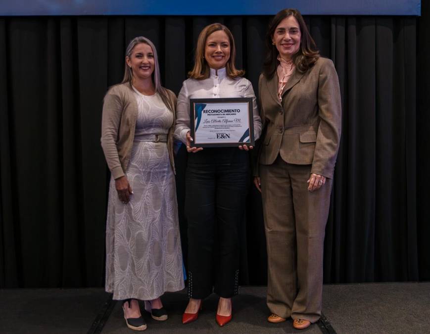 Luis Alberto Alfonso Monterroso, Gerente General Cooperativa de Productores de Leche R.L - Dos Pinos. Recibe Bernardita Cerdas Sanabria, Directora de Mercadeo, Investigación y Desarrollo + Diversificación de Dos Pinos 