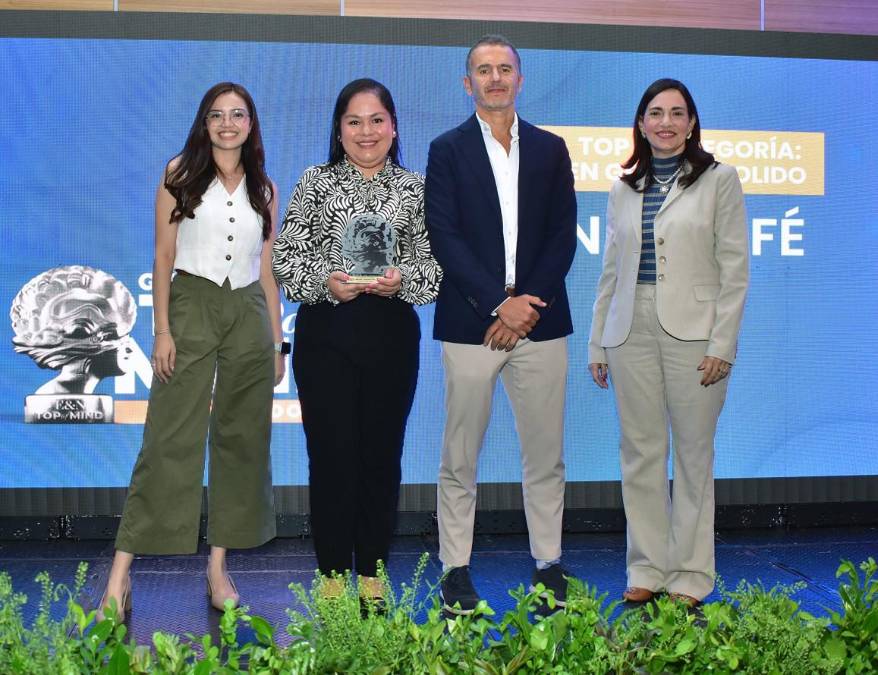 <i>Nescafé, marca # 1 en Categoría: Café en grano/molido. Reciben el reconocimiento José Antonio Moy y Silvia Adeli Oliva Country Managers. </i>