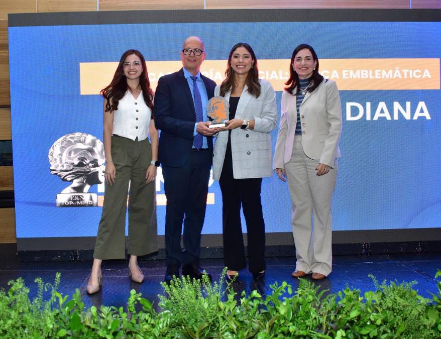 <i>Diana, se le reconoce en la Categoría Especial de Marca emblemática. Reciben el premio Dalia Reyes, Gerente de Marca de DIANA y Ernesto Vásquez, Gerente de Asuntos Corporativos </i>