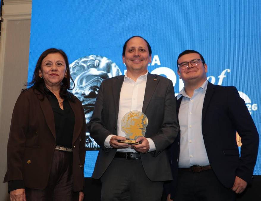 <i>Gallo, marca Grand TOM y marca # 1 en categoría: Cerveza, Recibe Rodolfo Clautier, Gerente General de Central de Medios de Castillo Hermanos. </i>