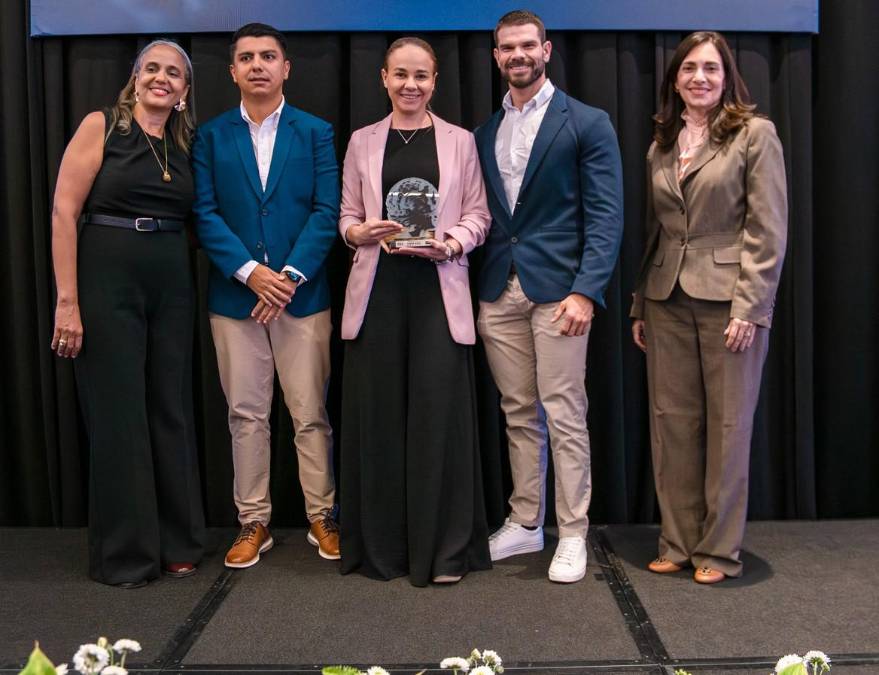 Cinta Azul, #1 en embutidos. Recibe premio el equipo de Cargill Food Latam