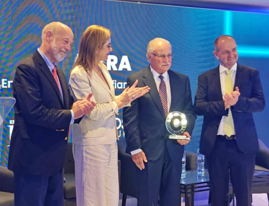 <i>E&amp;N otorgó un reconocimiento especial a Ricardo Castillo Sinibaldi, presidente del IRTRA, como el Empresario de más alta Confianza 2025 en Guatemala entre público general y público informado. El IRTRA, empresa de alta confianza en Guatemala, ha impulsado a Guatemala como destino recreativo, alcanzando este año el hito de 100 millones de visitantes.</i>
