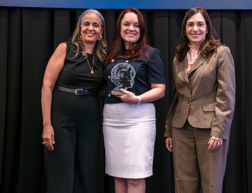 Banco Nacional lidera en la categoría Bancos de Costa Rica. Recibe el premio Silvia Chaves Herra, Directora de Experiencia de Marca y Relaciones Corporativas Banco Nacional de Costa Rica
