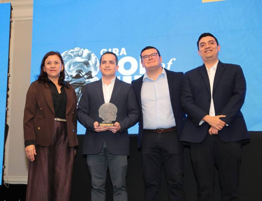 <i>Claro, marca Super TOM y # 1 en la categoría: Telefonía móvil Recibe reconocimiento Diego Sibrián, Director de Mercadeo y Comercial Regional de Claro Centroamérica y Willy Andreatta, Gerente Mercadeo Claro Guatemala</i>