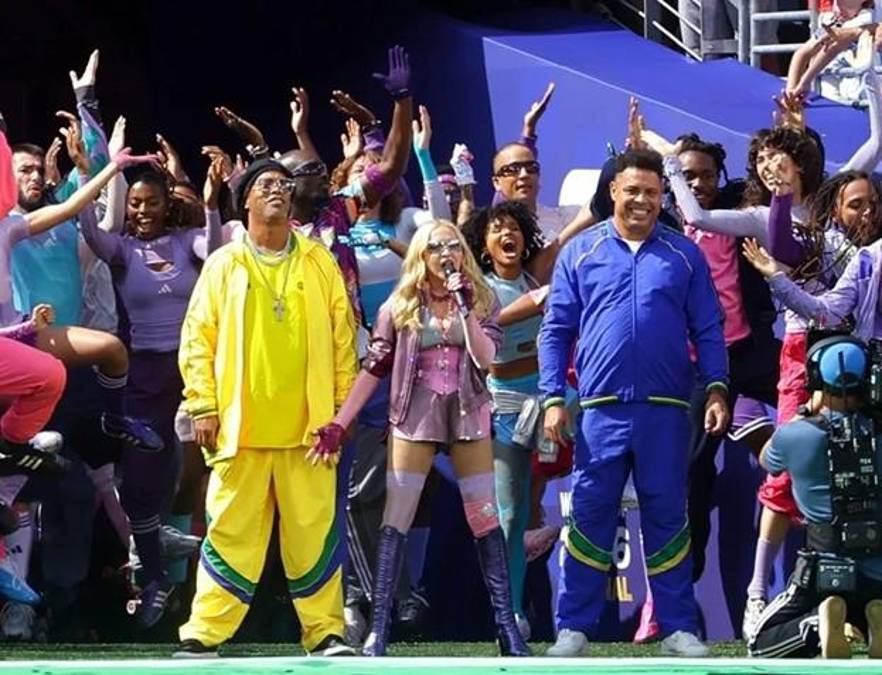 La cantante estadounidense Madonna (C) actúa flanqueada por los exfutbolistas brasileños Ronaldinho (I) y Ronaldo durante el espectáculo del descanso de la final del Mundial de Fútbol de 2026 entre España y Argentina, en Nueva Jersey,. EFE/EPA/CHRISTOPHER NEUNDORF