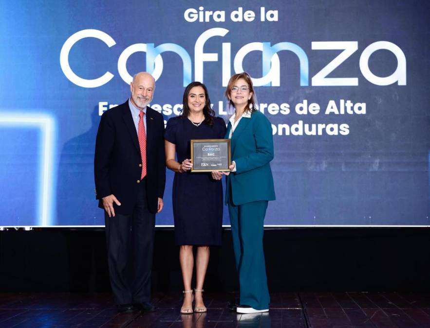 <i>Valeria Ríos,Vicepresidente de Estrategia Comercial, Mercado y Sostenibilidad recibe el reconocimiento para BAC como organización Triple C Honduras </i>