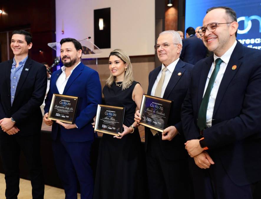 Félix Rivera, director de mercadeo y publicidad de Corporación Lady Lee, Andrea Pineda Gerente de Ventas Grupo Flores (recibe premio de Aline Flores, presidenta de Grupo Flores) y Leonel Rivas, Gerente Corporativo de Mercadeo y Estrategia comercial de Banco de Occidente, junto a José Ramon Bueso Bosh, subgerente general 