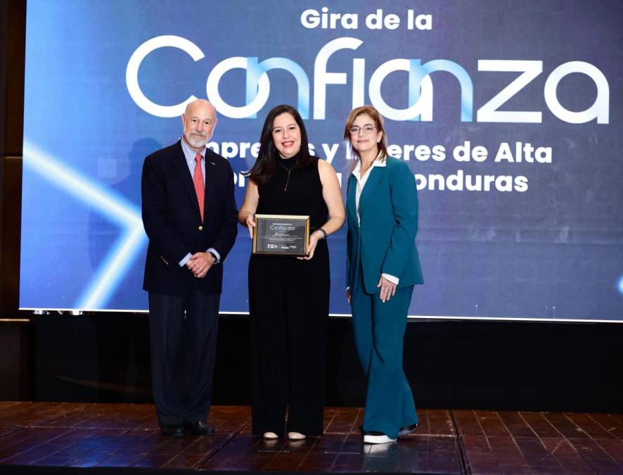 <i>Fanny Bustamante, jefe de trademarketing recibe el reconocimiento Doble C para Jet Stereo </i>