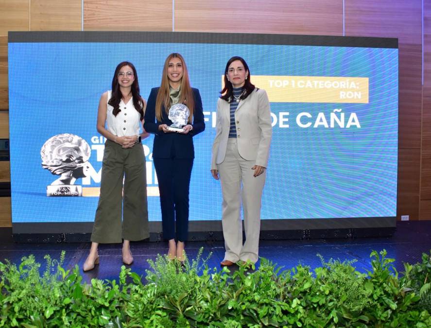 <i>Flor de Caña, marca # 1 en Categoría: Ron. Recibe el reconocimiento Liliana Gonzalez, Brand Manager El Salvador en Flor de Caña. </i>