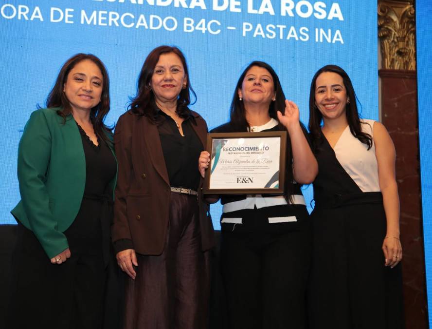 María Alejandra de la Rosa, Directora de Mercado B4C - Pastas INA. Reciben reconocimiento en su representación Michelle Roldan, Coordinador de Mercadeo y Claudia Ortíz, Gerente de Mercadeo