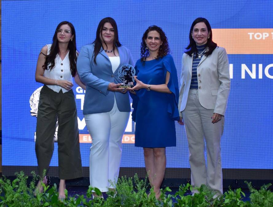<i>San Nicolás, marca # 1 en Categoría: Farmacias. Recibe el premio la Licda. Marisol Silhy, Directora Ejecutiva y equipo de Farmacias San Nicolás. </i>
