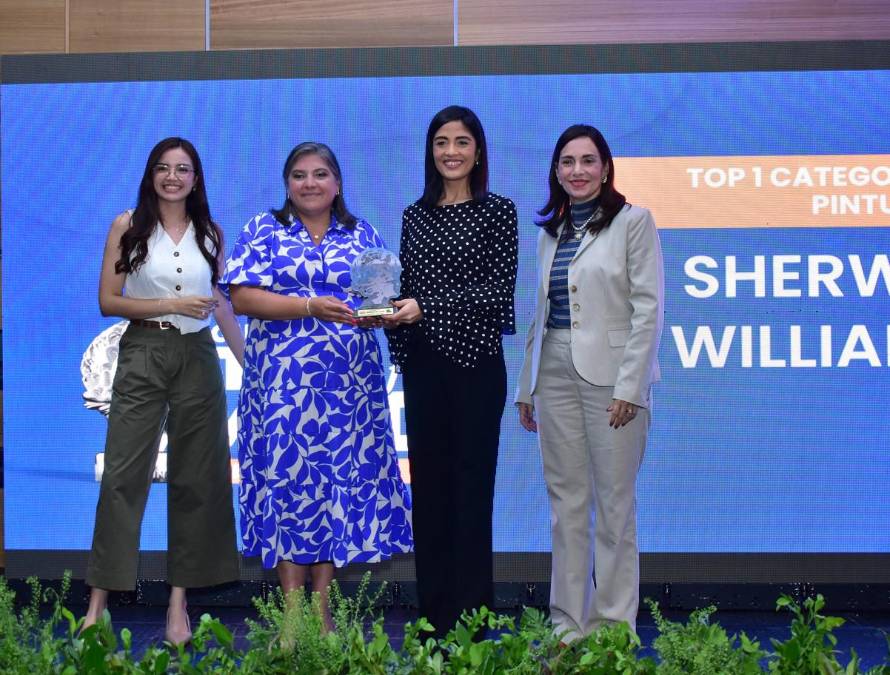 <i>Sherwin-Williams, marca # 1 en Categoría: Pinturas. Recibe el premio Antonella Ventriglia, Directora Regional de Mercadeo de Sherwin Williams de Centroamérica </i>