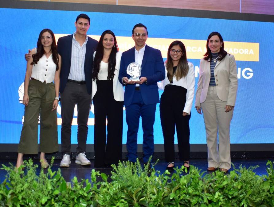 <i>Samsung, a quien se le reconoce en la Categoría Especial de Marca innovadora. Recibe el reconocimiento Luis Callejas, gerente de mercadeo Samsung El Salvador. </i>