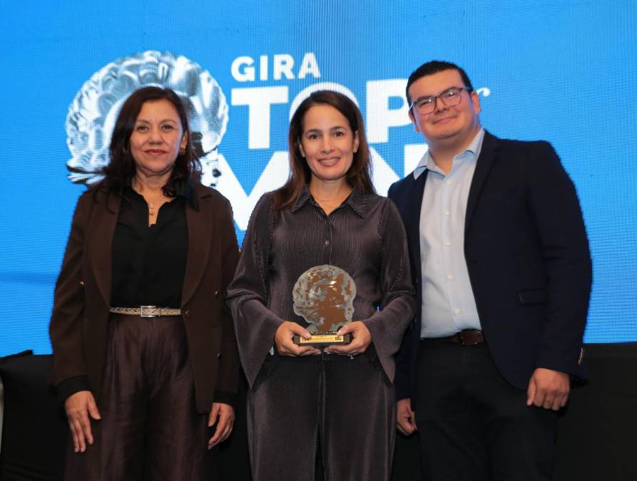 Ron Botran, marca # 1 en la categoría: Ron. Recibe reconocimiento Alexandra Alfaro, Directora Corporativa de Marketing