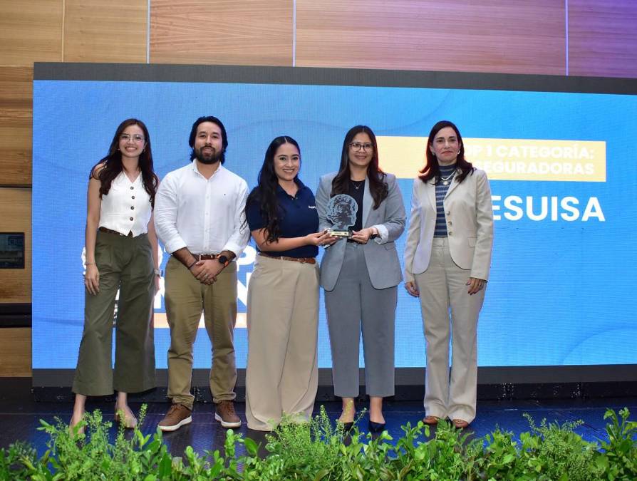 Asesuisa, marca # 1 en Categoría: Aseguradoras. Recibe el reconocimiento Nancy Portillo de Vásquez. Directora de Comunicaciones y Mercadeo 