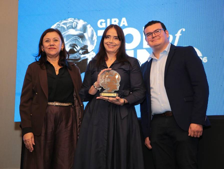 Pinturas Corona, marca # 1 en la categoría: Pinturas. Recibe reconocimiento Aida Suárez, Vicepresidente de Mercadeo Grupo Solid