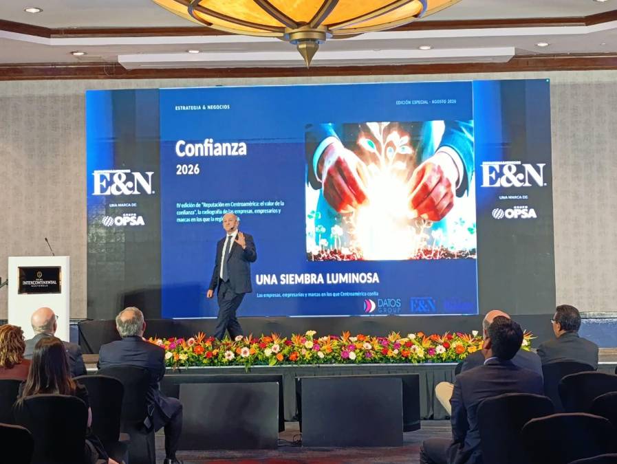 <i>Uno de los momentos centrales fue la presentación de Luis Maturén, CEO de DATOS Group, denominada “Confianza e integridad: los cimientos del crecimiento”. (Foto: José Carlos Flores-E&amp;N)</i>