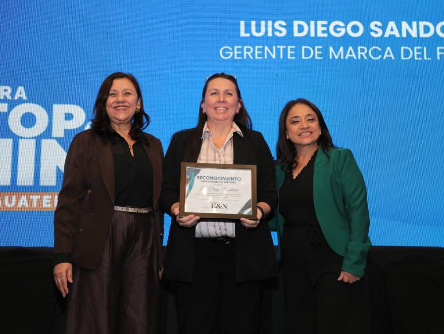 Luis Diego Sandoval, Gerente de marca Del Frutal recibe en representación: Jackeline Castillo, Gerente regional de Nectares. 