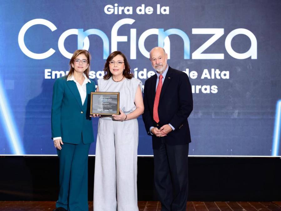 <i> Nidia Manzanares,Gerente Corporativo de Mercadeo y Comunicaciones de Banpais, recibe reconocimiento Doble C (votadas en dos de las tres categorías del estudio: líder empresarial, Empresa y/o Marca).</i>