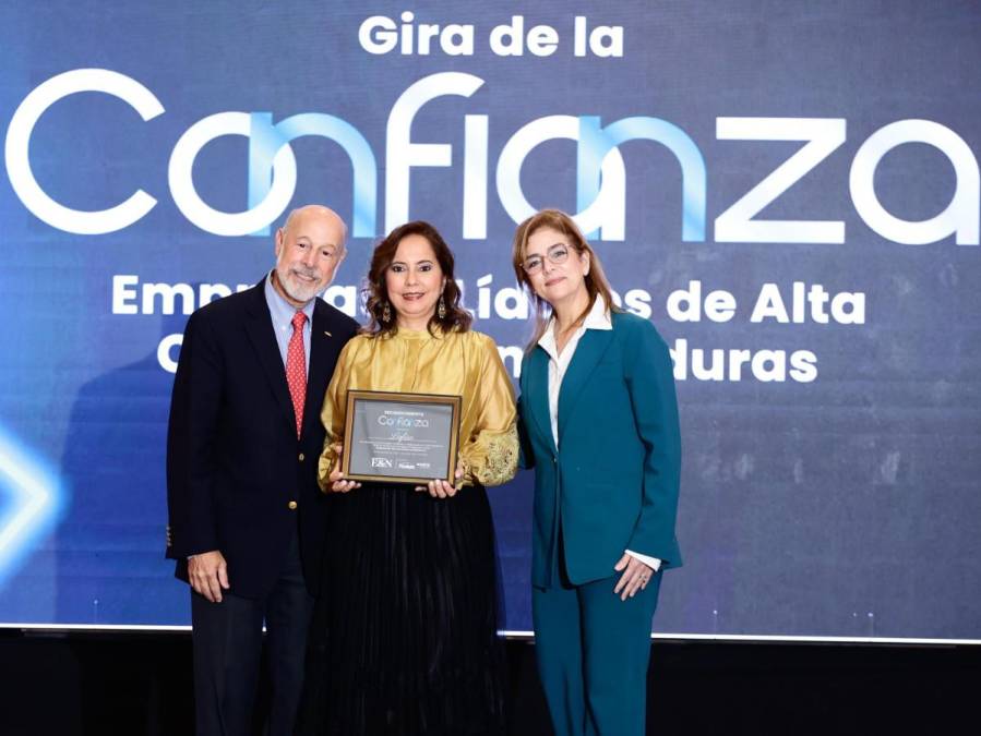 <i> Grupo Lafise. Recibe el reconocimiento Sandra Matta, Gerente Regional Banco Lafise </i>