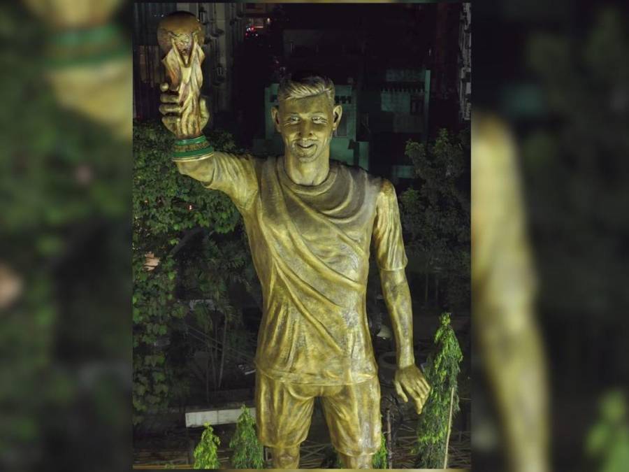 <i>La obra, ubicada en el barrio de Lake Town, representa a Messi levantando la Copa del Mundo y, según informaron los autores fue realizada en aproximadamente 40 días, con los últimos trabajos de acabado todavía en marcha.</i>