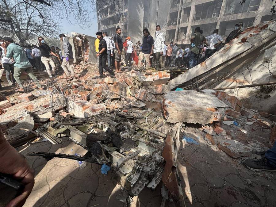 <i>Lugar del accidente aéreo cerca del Aeropuerto Internacional Sardar Vallabhbhai Patel en Ahmedabad, Gujarat, oeste de la India, este jueves, donde el vuelo AI171 de Air India, con destino a Londres y con 242 pasajeros y tripulantes a bordo de un Boeing 787-8, se estrelló minutos después del despegue en la zona de Meghaninagar de Ahmedabad.EFE/ Siddharaj Solanki</i>
