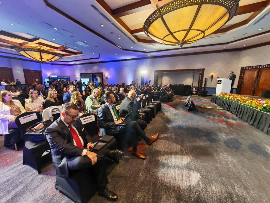 <i>Un auditorio de más de un centenar de líderes siguió atentamente una profunda agenda de análisis y reflexión sobre el valor de la confianza en las estrategias de negocios. (Foto: José Carlos Flores- E&amp;N)</i>